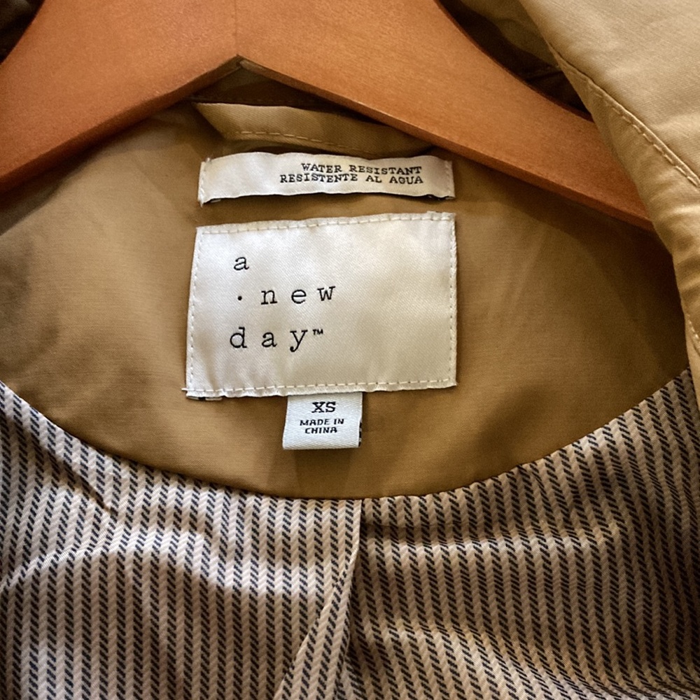 Women’s Trench Coat, new w/o tags. XS but Fits like size Small. - Picture 4 of 9